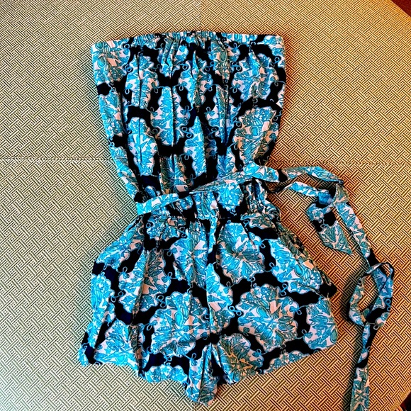 Lilly Pulitzer Pants - Lilly Pulitzer, patterned romper, size small with tie waist